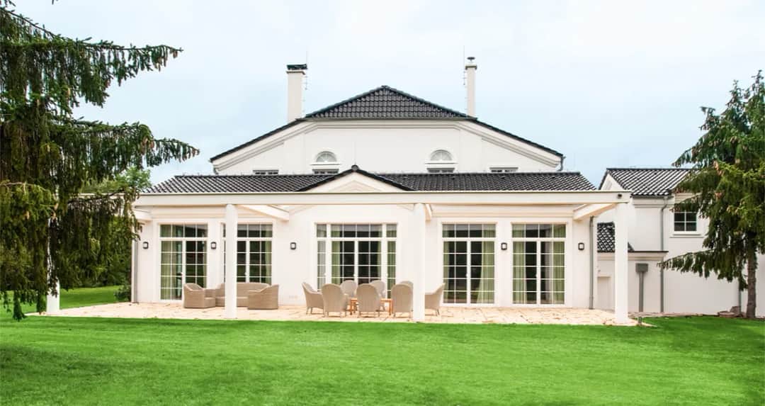 Dom z oknami ze szprosami: elegancja i styl w architekturze