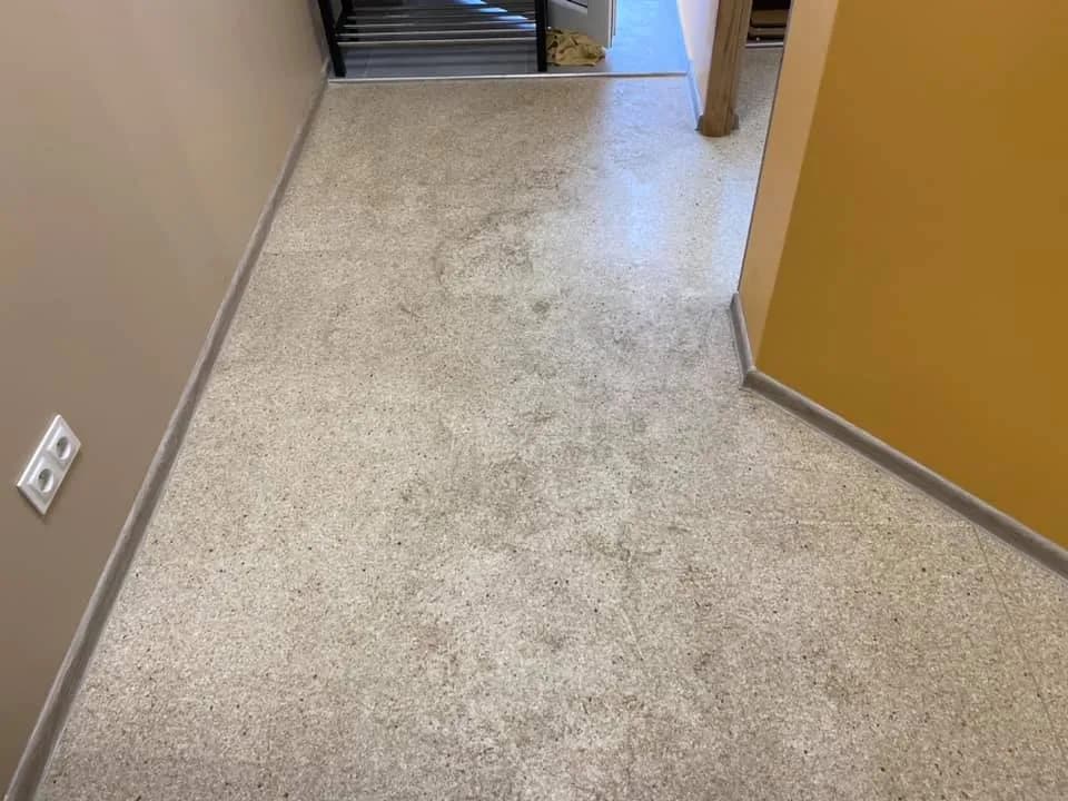 Jak bezpiecznie i skutecznie myć wykładzinę PCV bez uszkodzeń