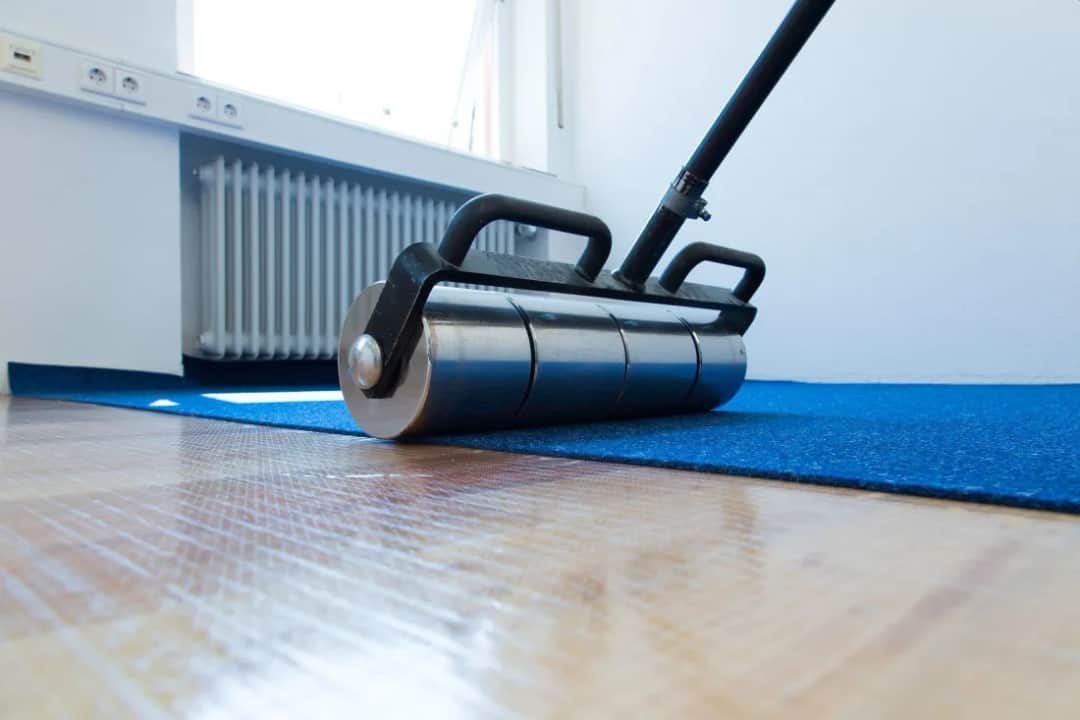 Jak bezpiecznie położyć wykładzinę na panele bez kosztownych wpadek