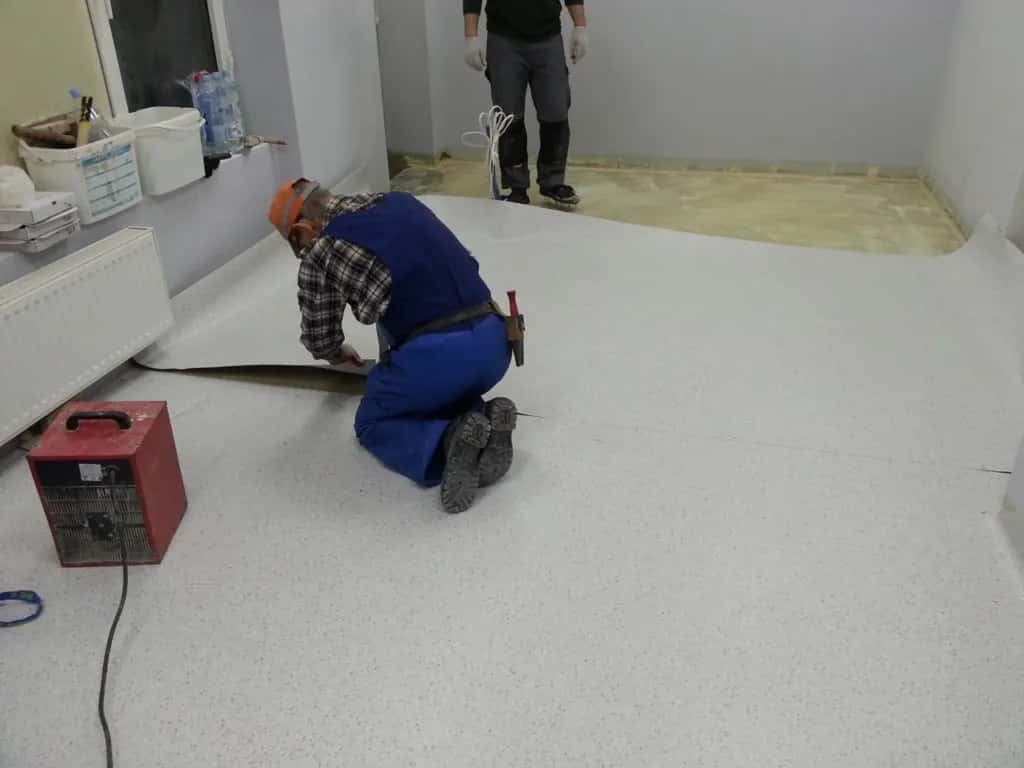 Profesjonalny poradnik: Jak bez błędów ułożyć wykładzinę PCV krok po kroku