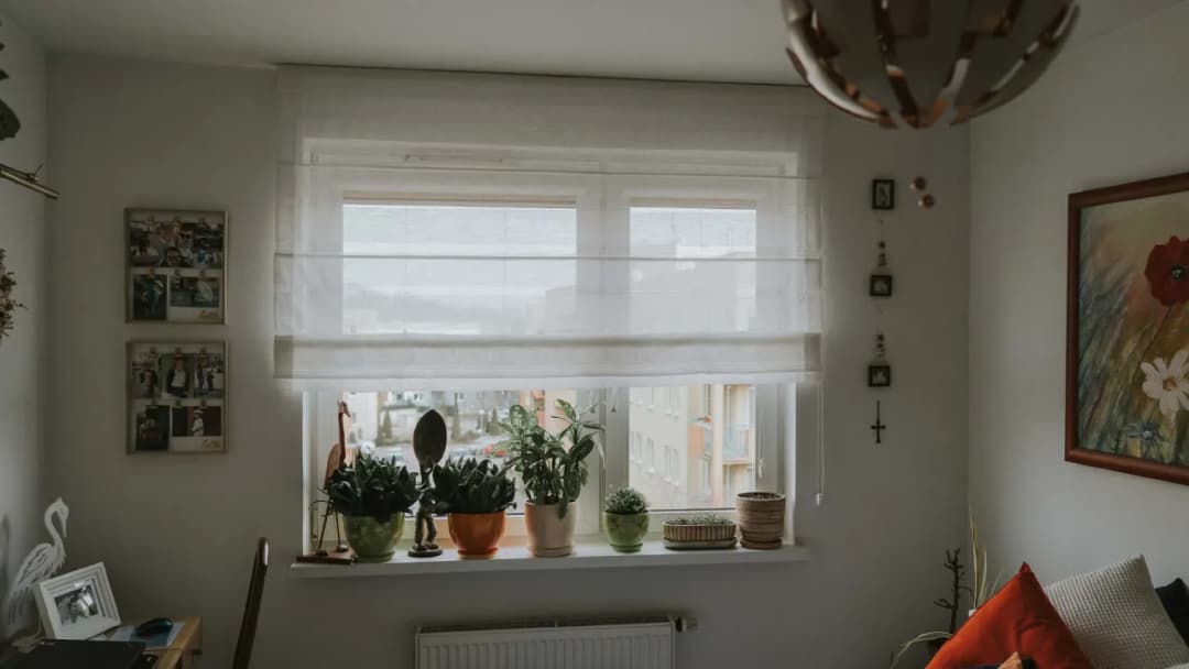 Jak uszyć roletę rzymską z firanki: instrukcja krok po kroku