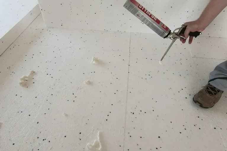 Jak układać folię pod styropian? Poradnik krok po kroku