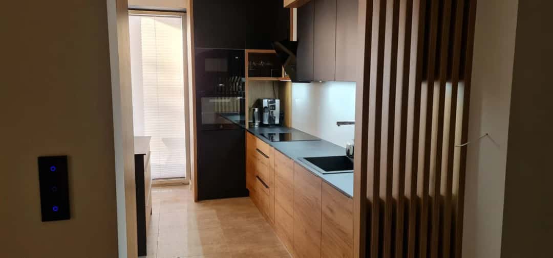 Dąb pradawny w kuchni: elegancki design i praktyczne zalety