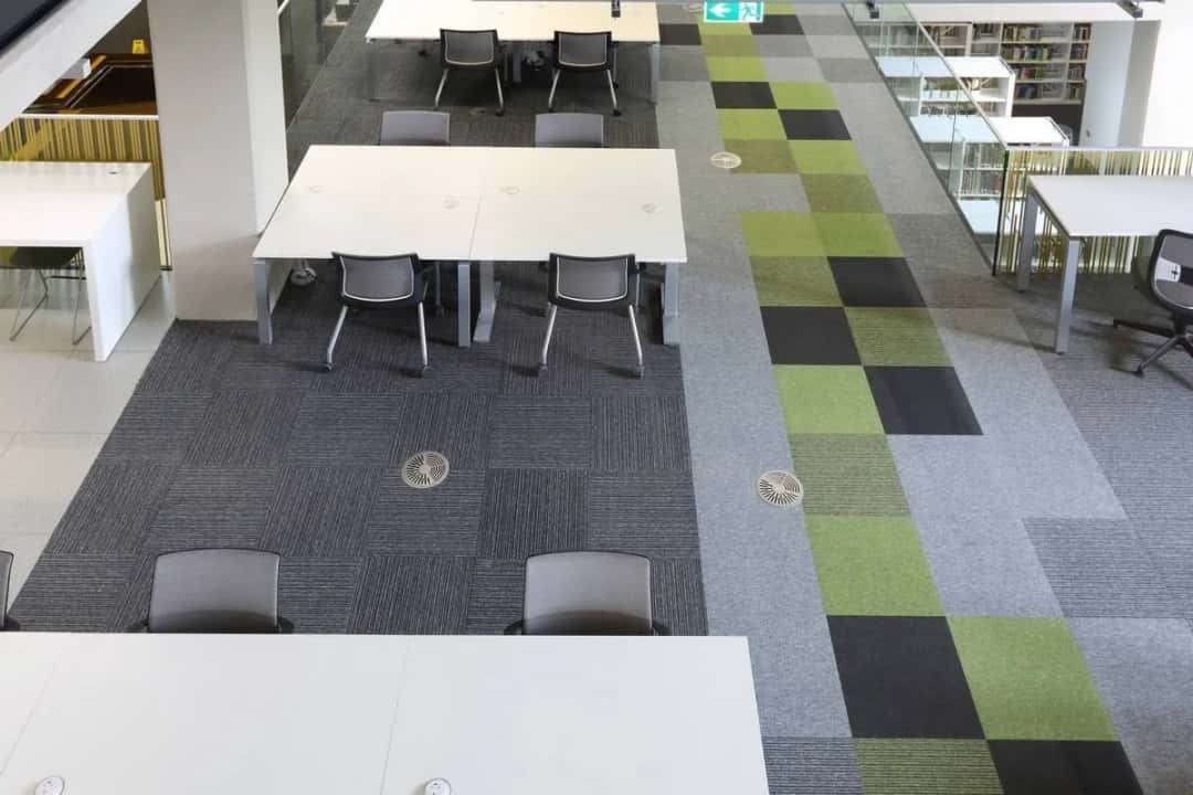 Wykładzina biurowa w kostkach: zalety, rodzaje i zastosowanie