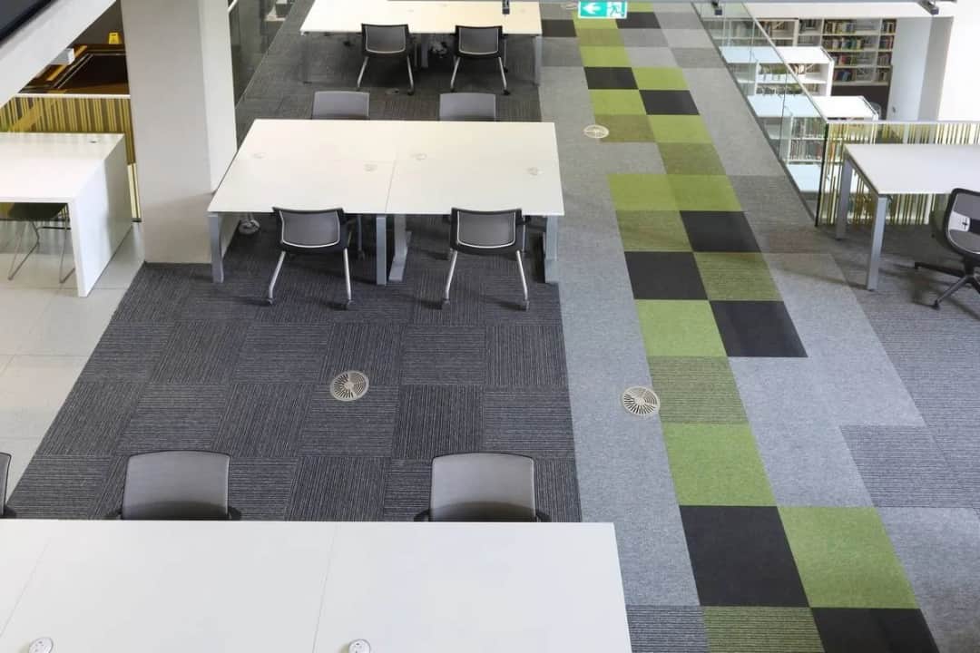 Wykładzina biurowa w kostkach: zalety, rodzaje i zastosowanie