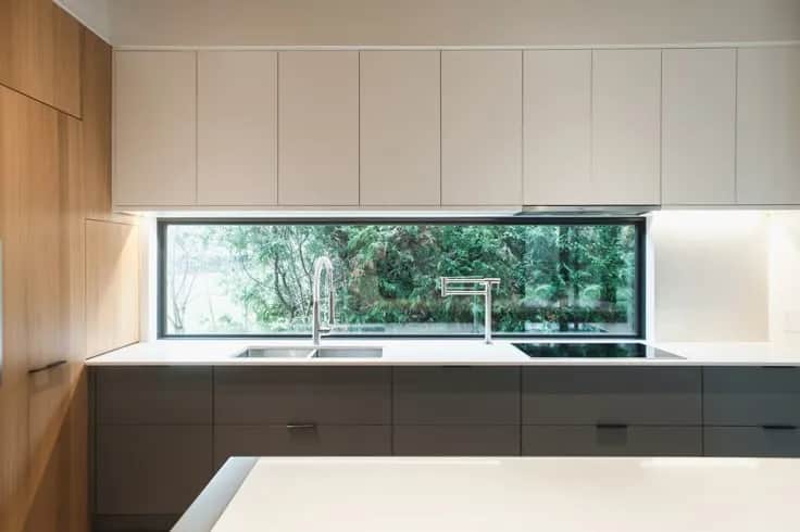 Okno horyzontalne w kuchni: Zalety i wady, na co uważać?