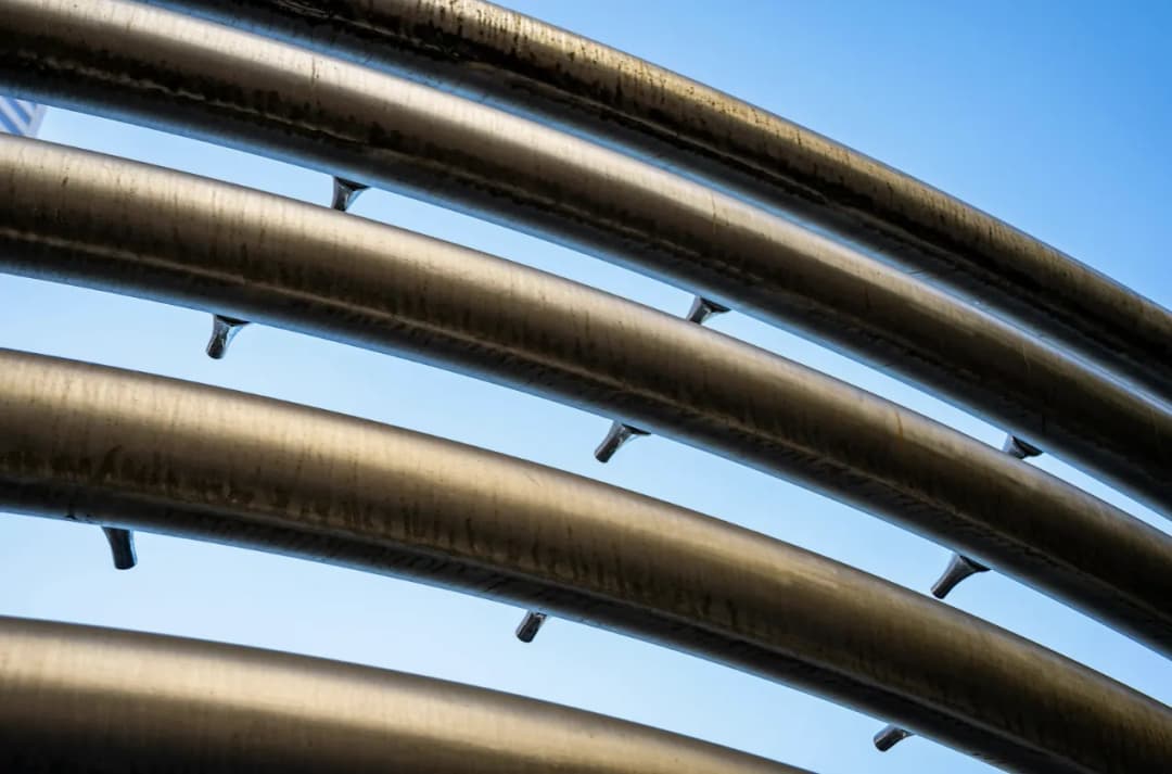 Jakie normy i przepisy muszą spełniać instalacje technologiczne w przemyśle w 2025 roku?