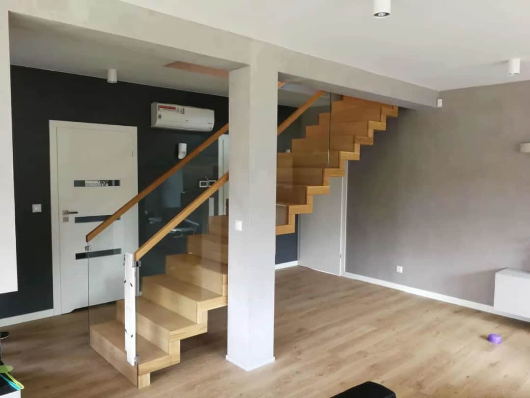 Schody dąb bielony: elegancja i trwałość w nowoczesnym domu