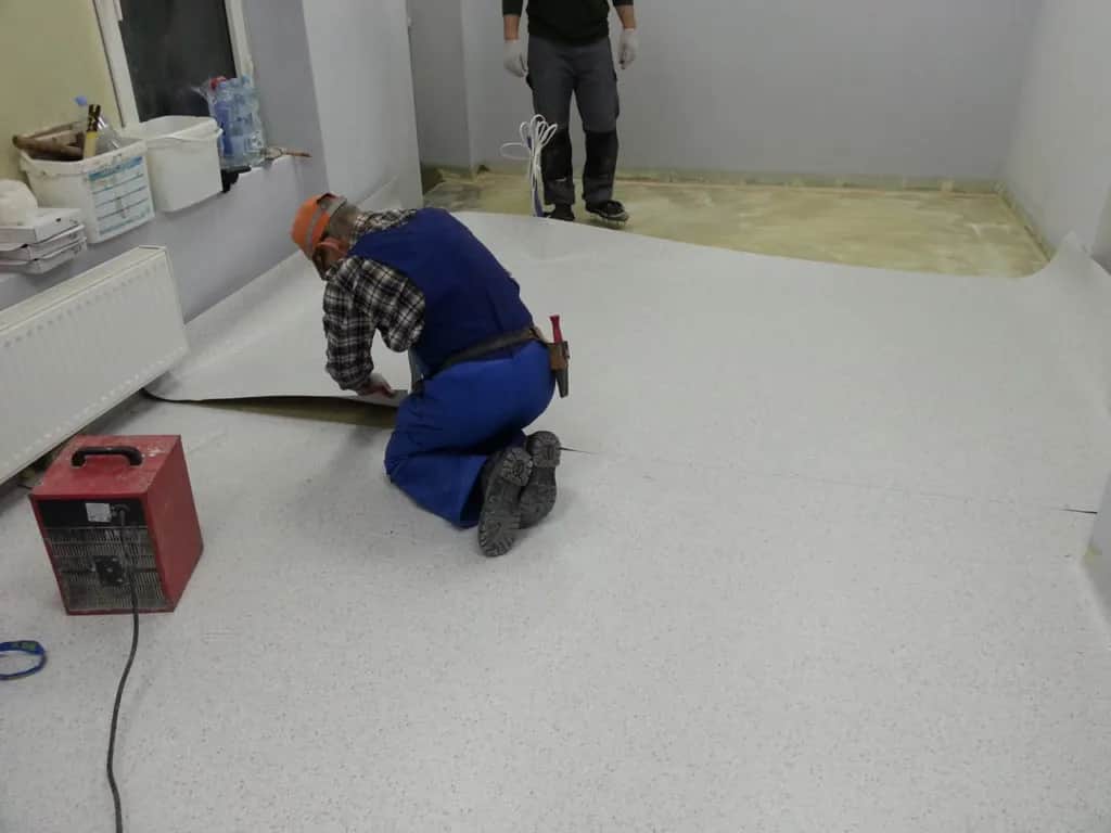 Profesjonalne układanie kostki podłogowej krok po kroku. Uniknij kosztownych błędów!