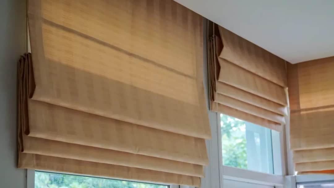 Rolety czy żaluzje? Która zasłona ocali twoje wnętrze przed upałem i blaskiem