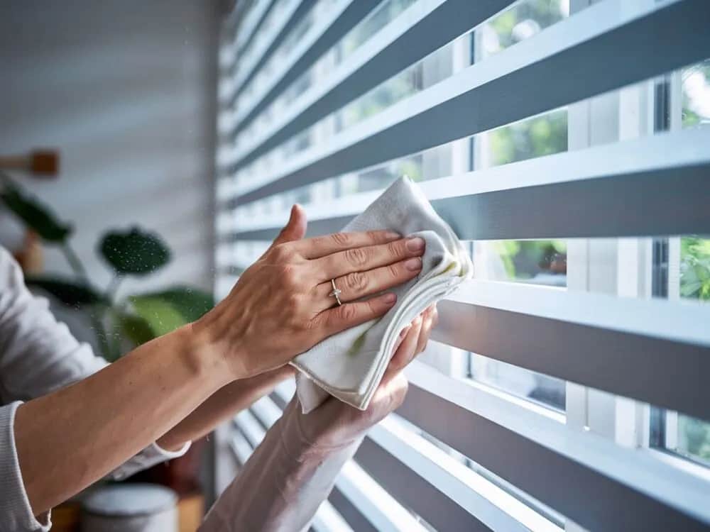 Jak skutecznie wyczyścić rolety dzień noc bez wysiłku i zniszczenia materiału