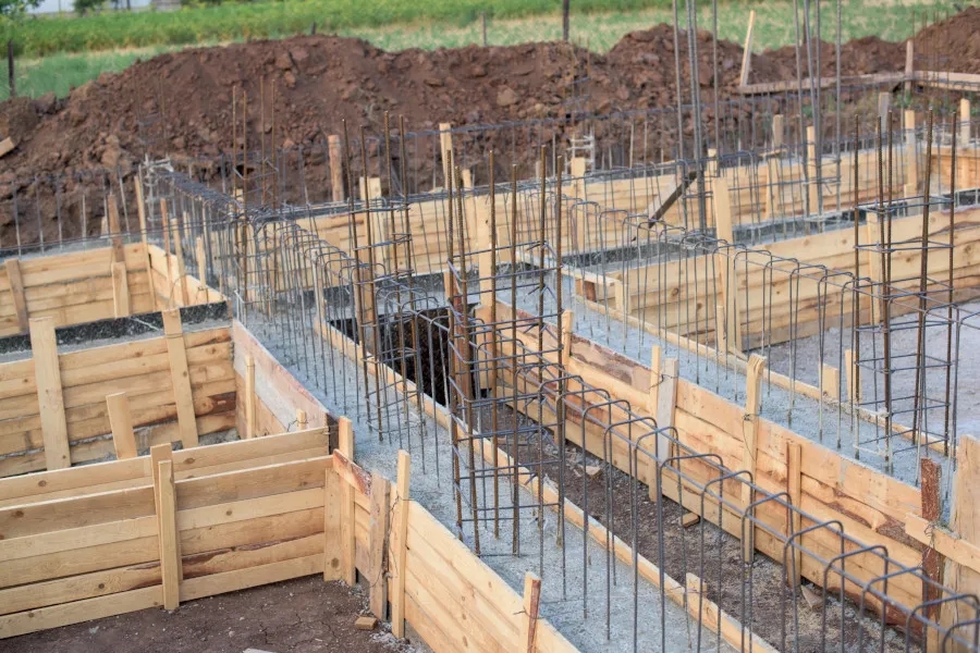 Jaki beton na fundament - wybierz odpowiedni typ dla swojej budowy