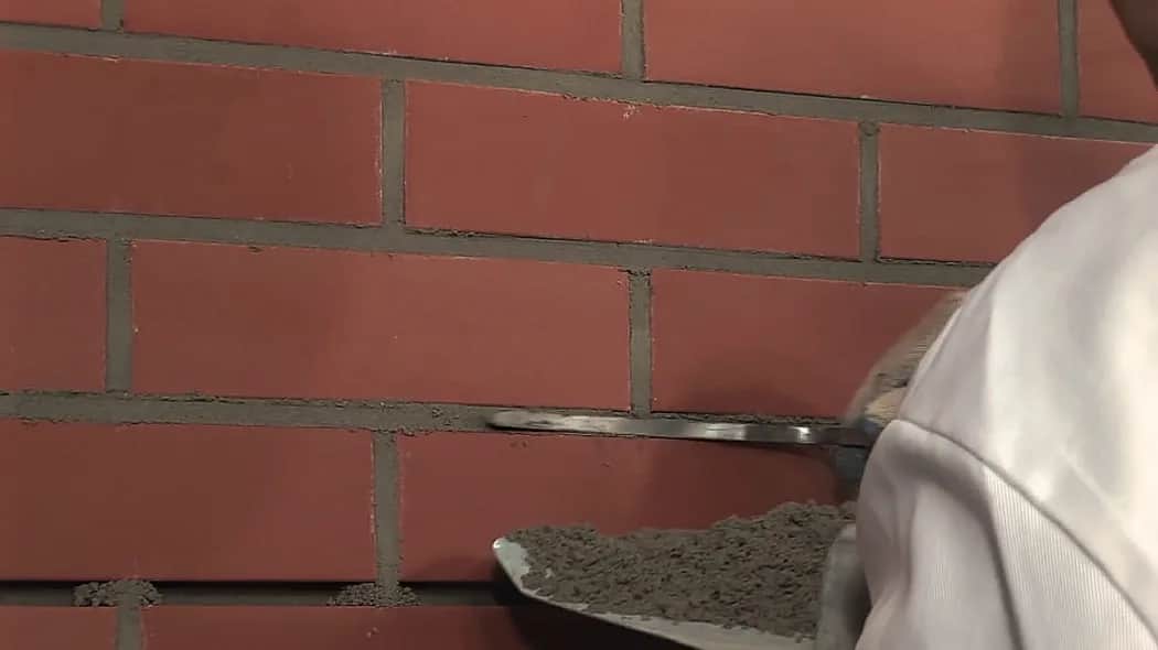 Montaż parapetu z cegły klinkierowej: Instrukcja krok po kroku