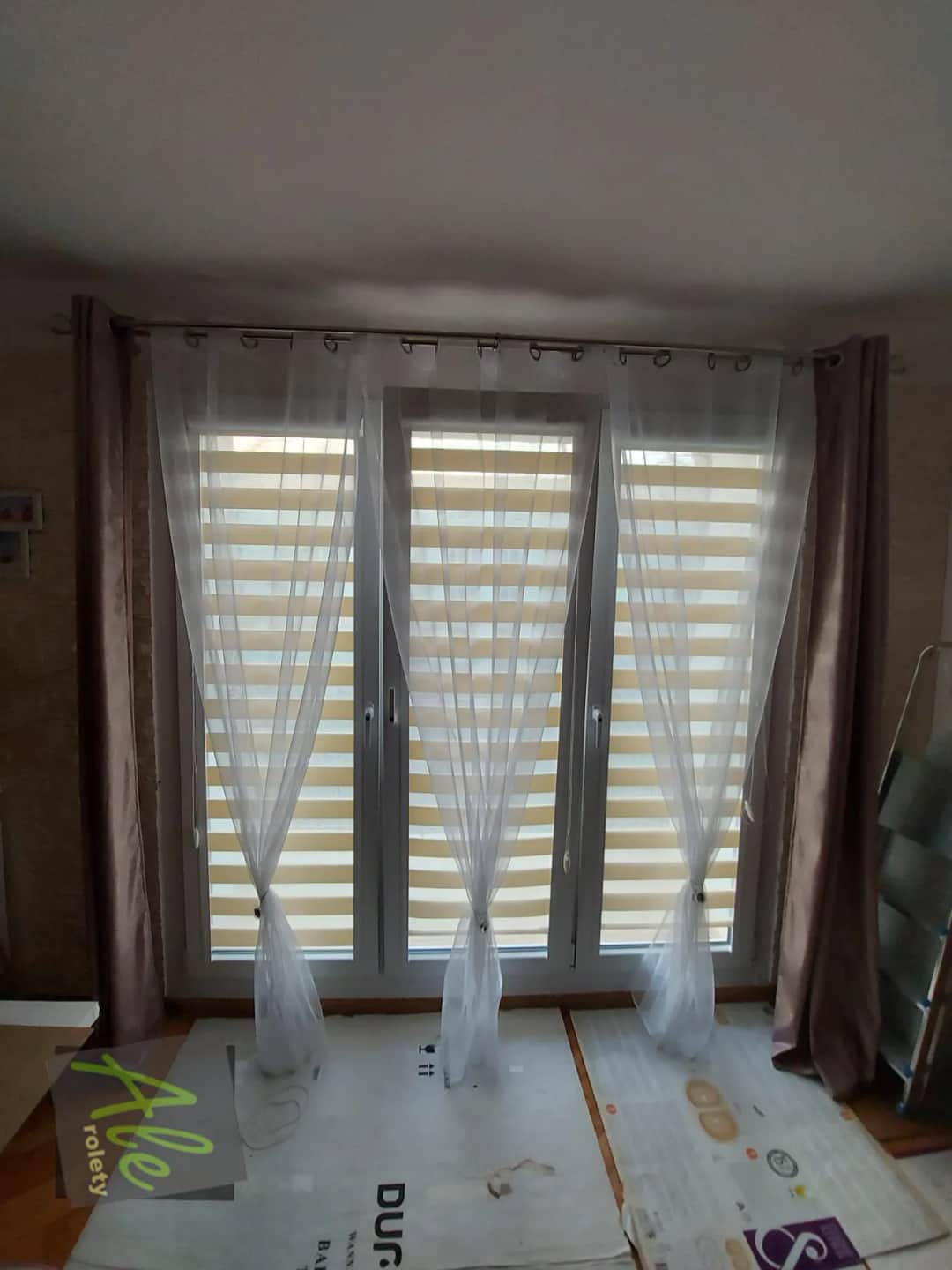 Rolety dzień noc z firankami czy bez? Poznaj sekrety idealnego wyboru!