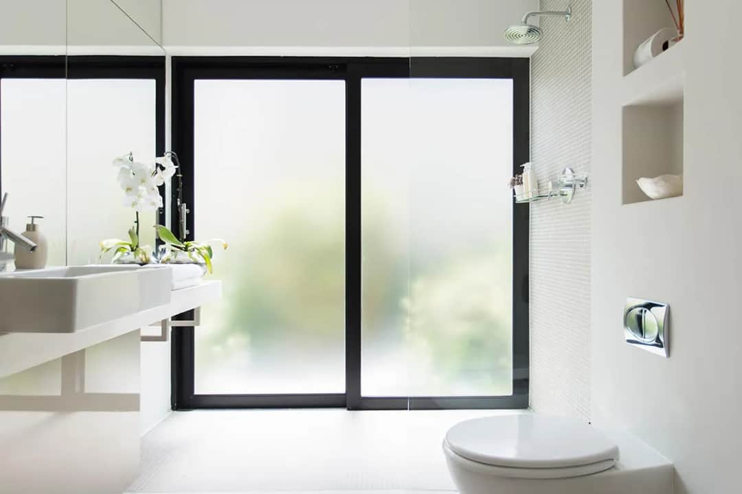 Mleczna szyba do łazienki: Funkcjonalność i estetyka w jednym