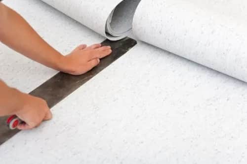 Jak prawidłowo kleić wykładzinę pcv? Uniknij kosztownych błędów