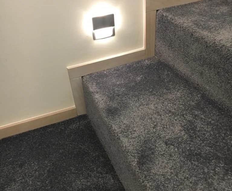 Idealna wykładzina na schody: bezpieczna, trwała i elegancka w każdym domu