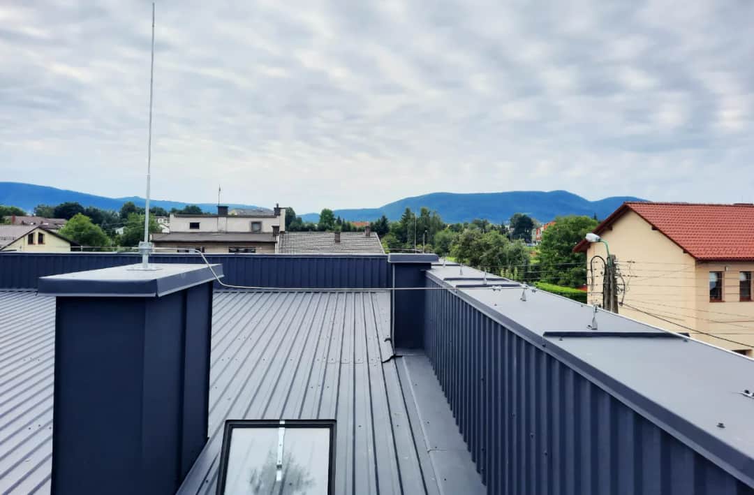 Jak prawidłowo zamontować uchwyt odgromowy do blachy na rąbek