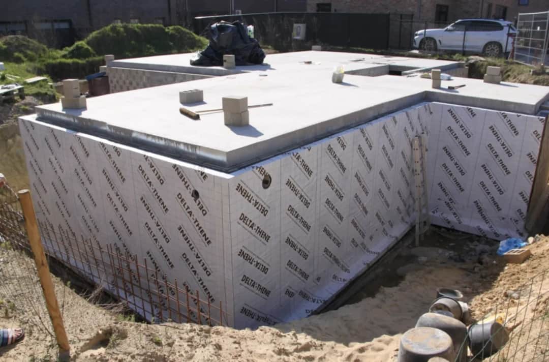 Czym zabezpieczyć fundamenty przed wilgocią? Poznaj skuteczne metody izolacji