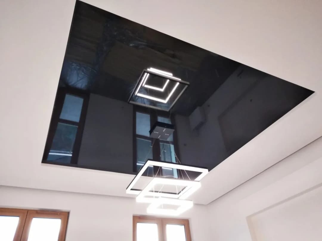 Czarny sufit napinany: elegancki i nowoczesny wystrój wnętrz