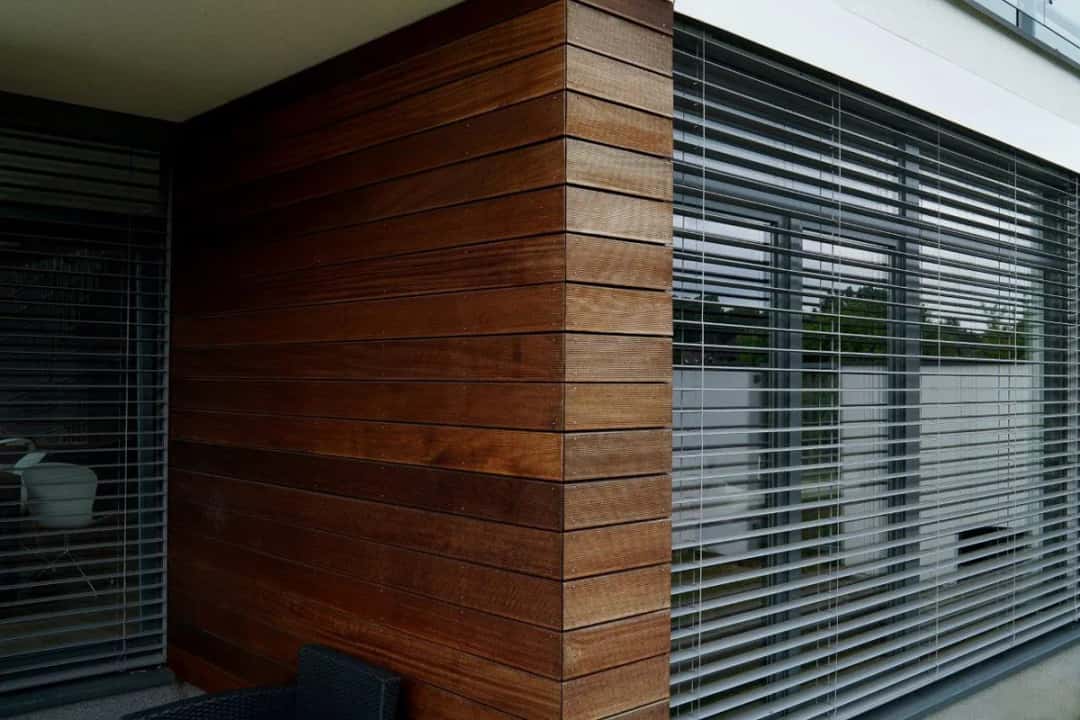 Żaluzje fasadowe czy rolety zewnętrzne? Sprawdź, ile naprawdę zapłacisz