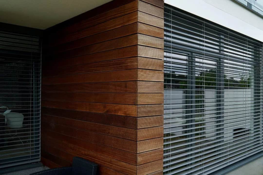 Żaluzje fasadowe czy rolety zewnętrzne? Sprawdź, ile naprawdę zapłacisz