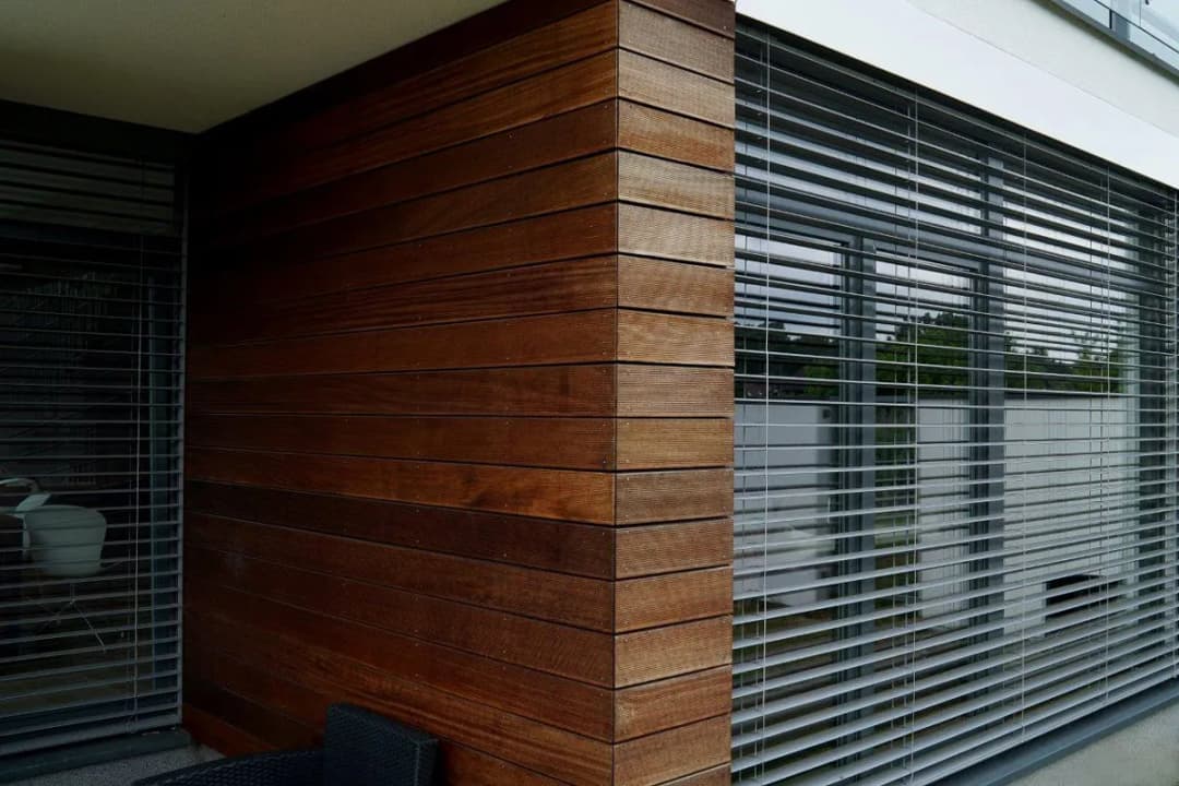 Żaluzje fasadowe czy rolety zewnętrzne? Sprawdź, ile naprawdę zapłacisz